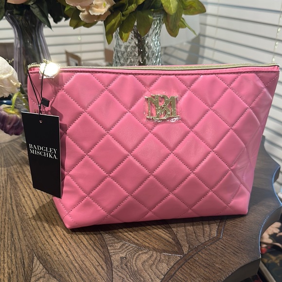 Badgley Mischka Other - Badgley Mischka cosmetics bag 💕🩷✨